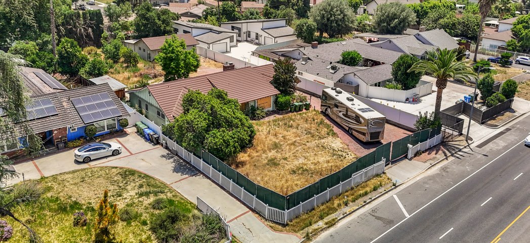 Aerial view of 6540 N Shoup Avenue site context